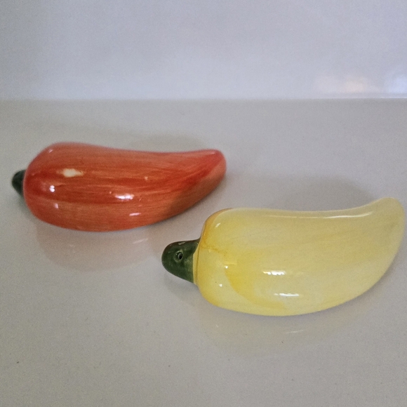 Chili Pepper Shape Salt and Pepper Shaker Set Yellow Red Ceramic - Picture 5 of 7